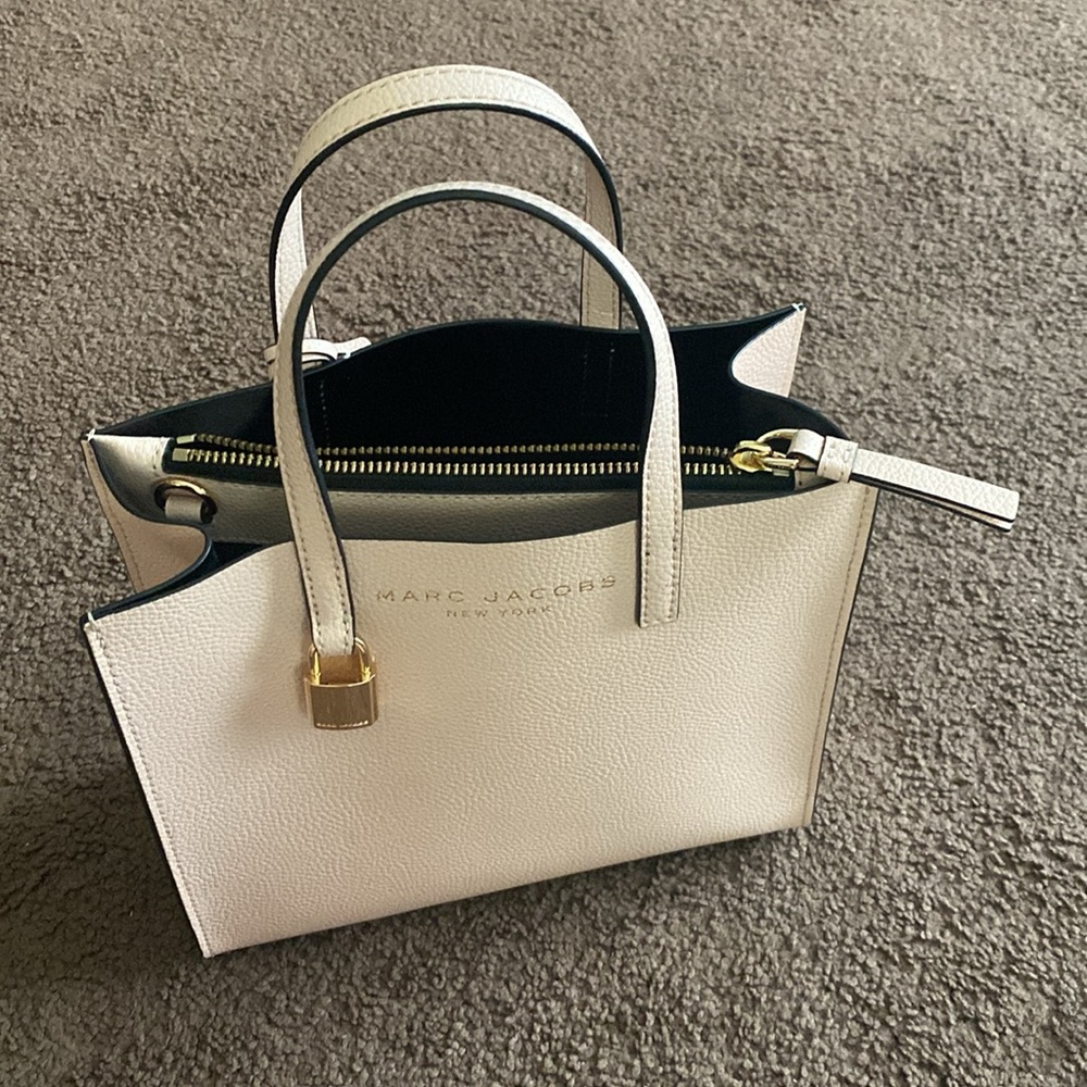 NWT- MARC JACOBS bag with strap and handle - Picture 4 of 11